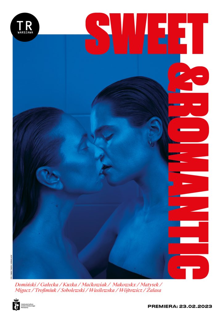 Plakat spektaklu sweet&romantic. Monochromatyczne zdjęcie dwóch stojących naprzeciwko siebie postaci, zbliżających usta jak do pocałunku.