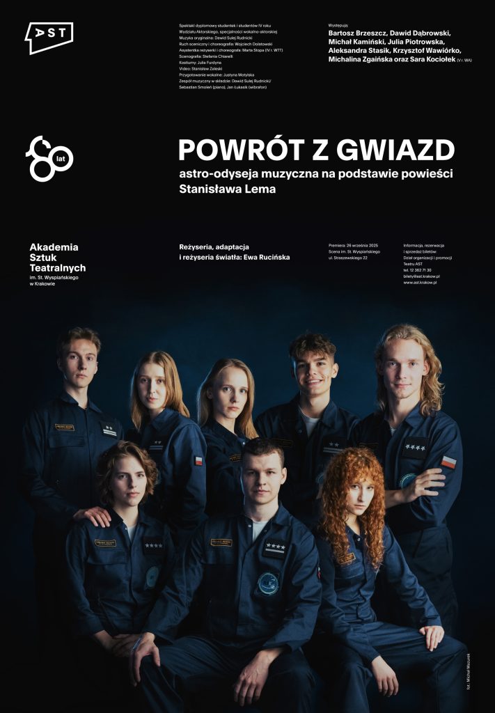 Plakat spektaklu. W górnym lewym rogu na czarnym tle białe logo AST. W górnej części na czarnym tle zapisane białym fontem tytuł, spektaklu, informacje o obsadzie oraz realizatorach. W środkowej części portret zbiorowy obsady - ośmioro młodych ludzi, cztery kobiety i czterech mężczyzn. Są ubrani w ciemnogranatowe kombinezony z naszywkami: flaga Polski, gwiazdki. W górnym rzędzie stoi trzech mężczyzn i dwie kobiety, w dolnym siedzą dwie kobiety i mężczyzna