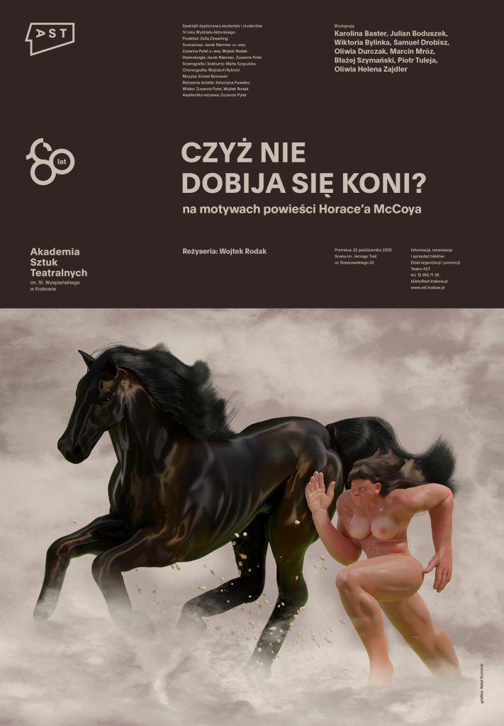 Plakat spektaklu. W lewym górnym rogu na brązowym tle szare logo AST. W górnej części na brązowym tle szarym fontem zapisany tytuł oraz informacje o obsadzie i realizatorach. W centralnej części plakatu grafika: pędzący koło siebie ciemnobrązowy koń i naga, umięśniona postać.