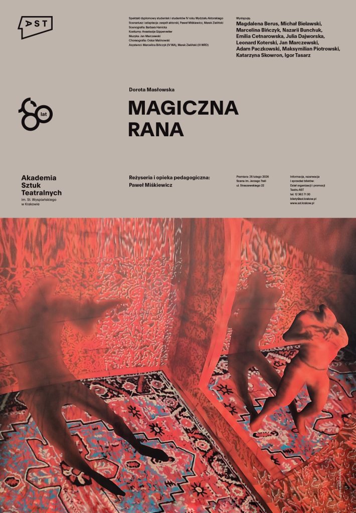 Plakat spektaklu. W lewym górnym rogu logo AST. W górnej części na szarobrązowym tle zapisany czarnym fontem tytuł spektaklu, informacje o obsadzie oraz realizatorach. W centralnej części grafika: jaskrawoczerwona tkanina na ścianie w abstrakcyjne w wzory, na podłodze wielokolorowy (czerwony, czarny, niebieski) dywan. Na dywanie stojąca jaskrawoczerwona bezgłowa postać,  której ciemne cienie odbijają się w lustrze.