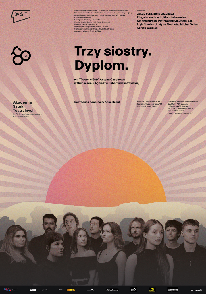 Plakat spektaklu. W lewym górnym rogu na różowym tle czarne logo. W górnej części zapisany czarnym fontem na różowym tle tytuł spektaklu oraz informacje o obsadzie  i realizatorach. W centrum: na różowym tle zachodzące/wschodzące słońce. Pod nim grupowa fotografia młodych ludzi z obsady.